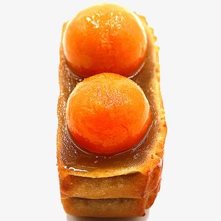 中秋节双蛋黄月饼特写免抠