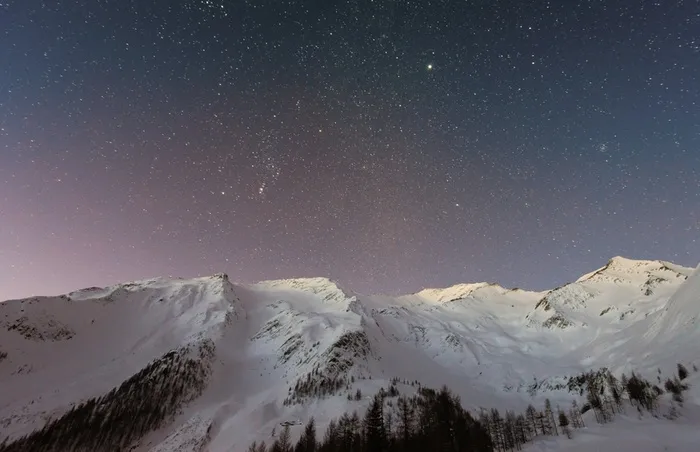 星空下白雪覆盖背景高清