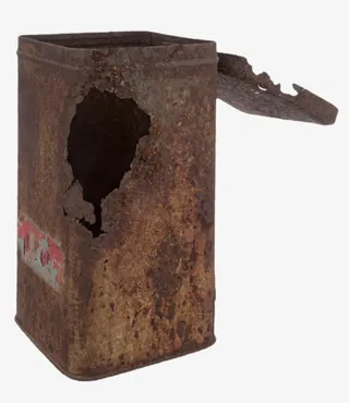 红色穿了孔的生锈的铁盒实物免抠