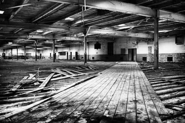 破旧的工厂黑白相片海报背景