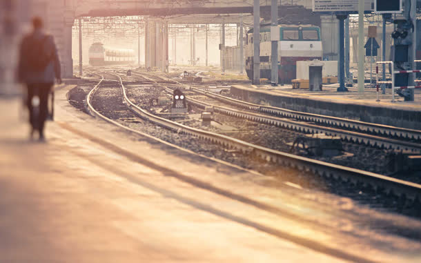 夕阳下孤独的废弃铁轨免抠