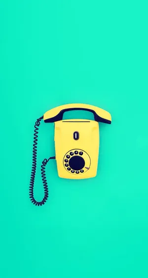 青色背景前的黄色电话