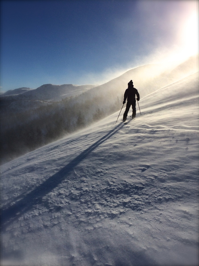 站在山坡上的滑雪人物剪影高清