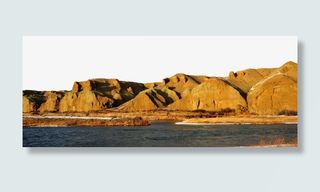 蓝天海边巨石免抠