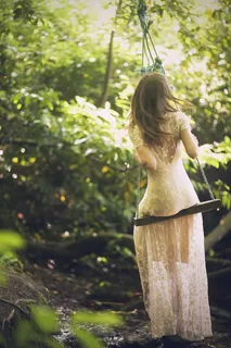 荡秋千的女孩唯美摄影免抠 荡秋千的女孩唯美摄影免抠