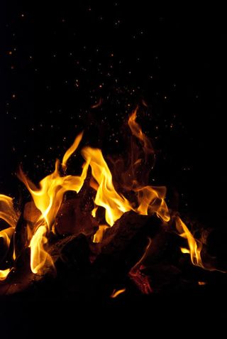 红色火焰燃烧黑色背景免抠