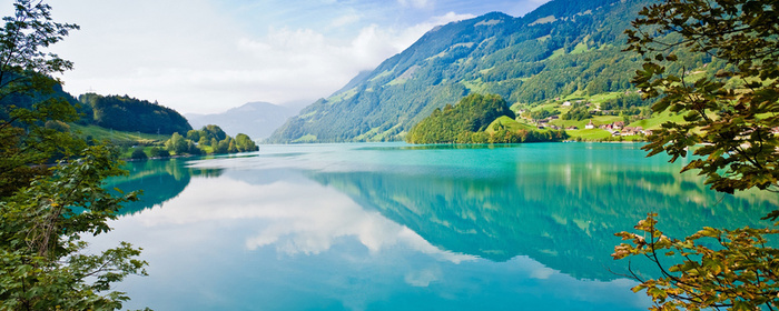 蓝色湖泊高山森林背景高清