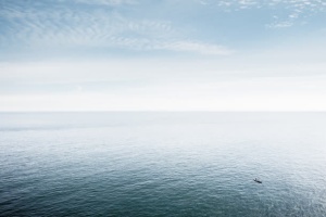 平静灰蓝色海面海报背景