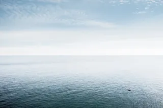 平静灰蓝色海面海报背景