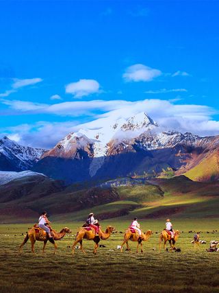 蓝天白云唯美新疆旅游海报背景素材高清