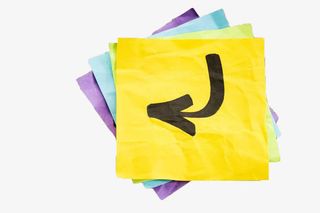 手绘黄色便利贴上的箭头免抠