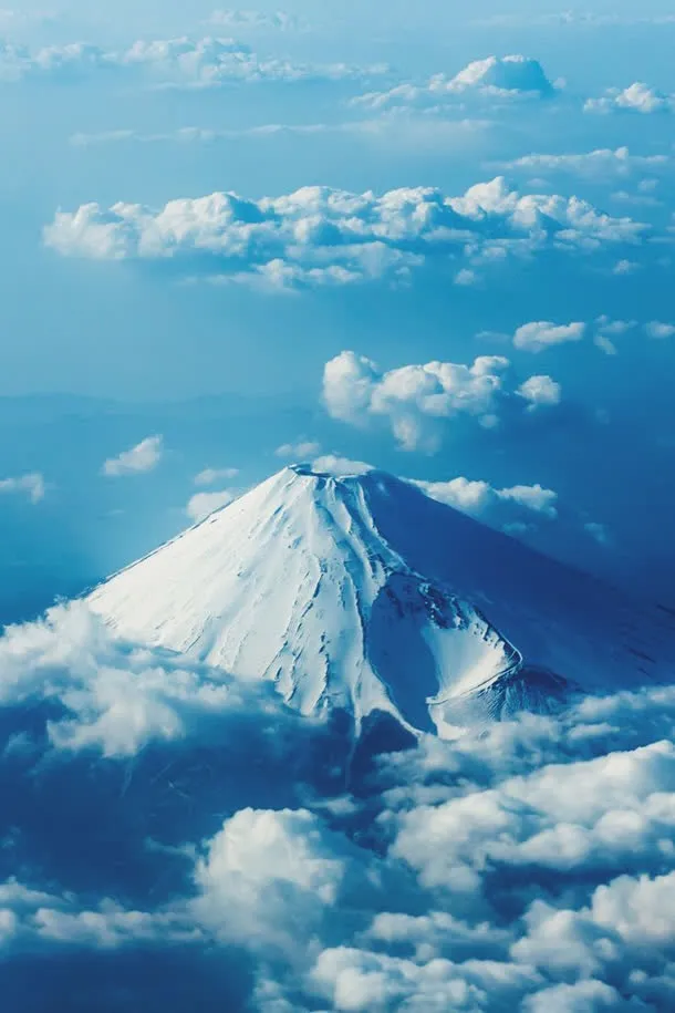 山顶雪山高处云朵免抠