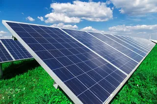 蓝色草地上的太阳板海报背景