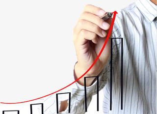 用笔画红色箭头的商务人士免抠