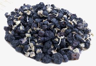 一堆儿纯天然绿色新鲜黑枸杞免抠