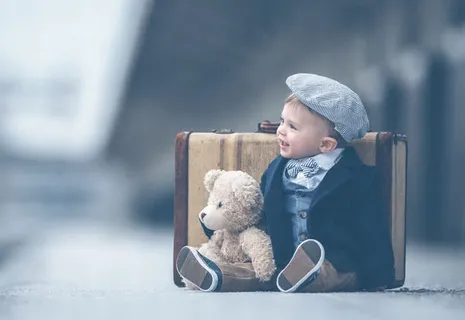 高清摄影拿行李箱的小男孩免抠