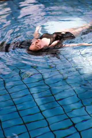 夏季游泳泳池女性免抠