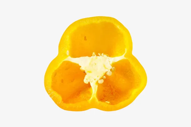 黄色美味被切开的黄灯笼椒实物免抠