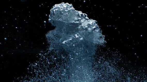 落入水中气泡海报背景