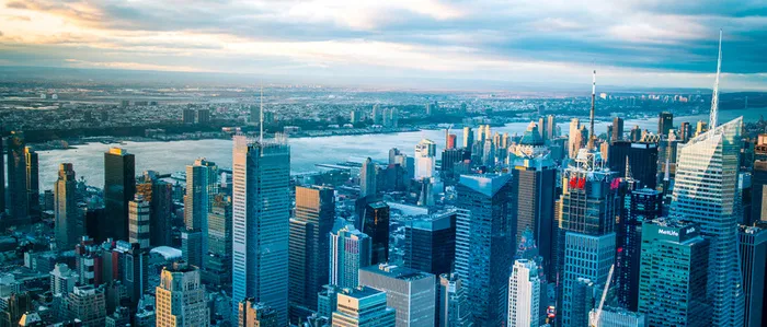 蔚蓝天空美丽城市背景图高清