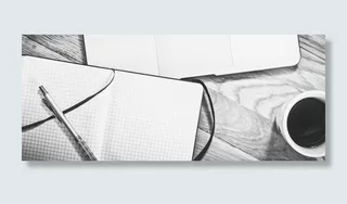 办公桌桌面上的办公物品图片高清