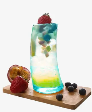 草莓搭配柠檬蓝柑水免抠