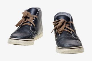 实物黑色系带休闲旧鞋免抠