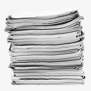 白色的堆叠的报纸杂志免抠