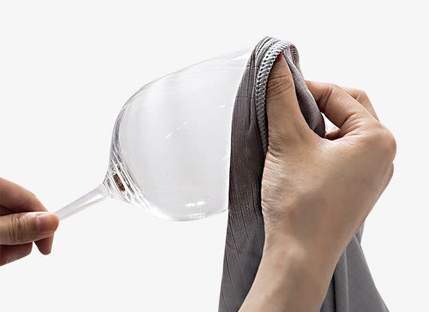 小心擦拭酒杯免抠