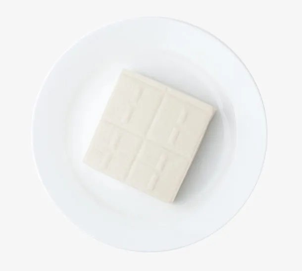 白色圆盘中的嫩豆腐免抠