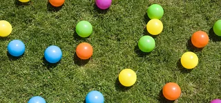 清新文艺草地平铺皮球女装女鞋儿童淘宝背景高清