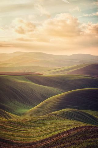 蓝天白云山峰草地免抠