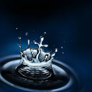 深蓝色水花溅起背景高清