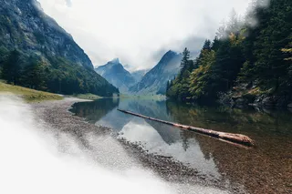 春天绿色山水小溪免抠