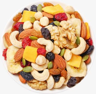 盘子里装的坚果免抠