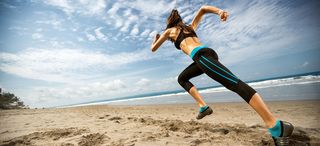 风景蓝天白云奔跑女人背景高清