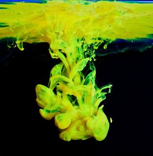 黄色墨汁喷墨背景