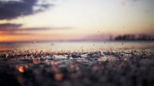 模糊的天空地上的雨水免抠