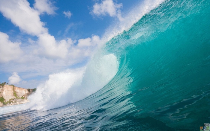 海浪拍打海滩高清