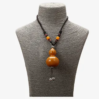 项链模特上的葫芦项链免抠