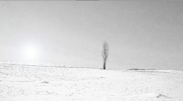 灰色天空阳光雪地免抠