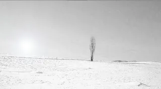 灰色天空阳光雪地免抠