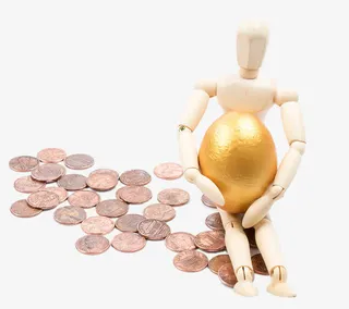 抱着金蛋的人物免抠