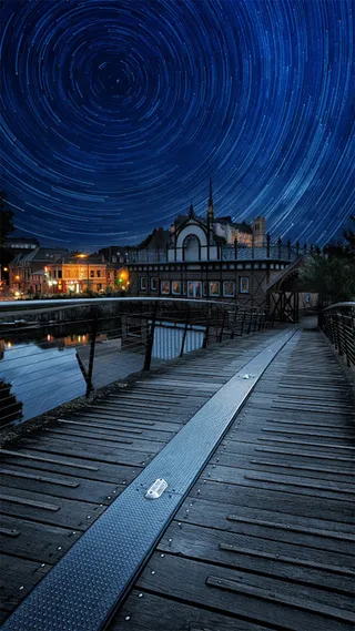 奇幻天空下城市H5背景高清