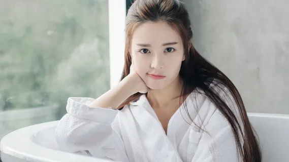 白衣黑发美女高清另类其他背景 白衣黑发美女高清另类其他背景