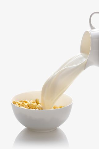 实物一碗黄豆杯子倒出豆浆免抠