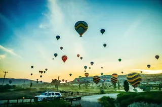 放飞的热气球上升汽车高清壁纸免抠