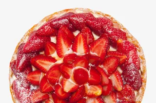 铺满水果草莓的蛋糕实物免抠