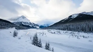 冬季山间雪地海报背景