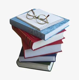 蓝色厚实放着笔记本和眼镜的堆起免抠